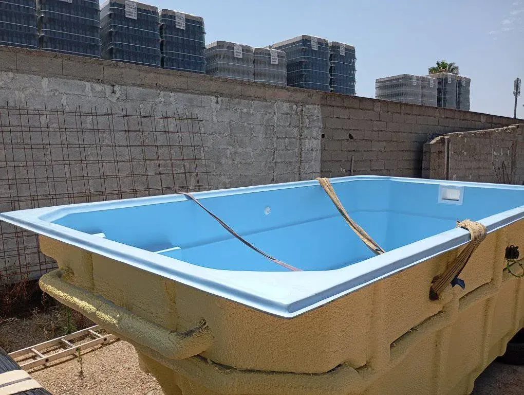 Pose d’une coque — Photographie d’un véritable chantier MH Terrassement 34