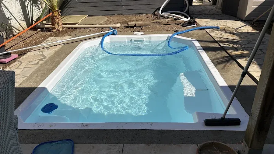 Chantier MHT 34 illustrant : Piscines polyester