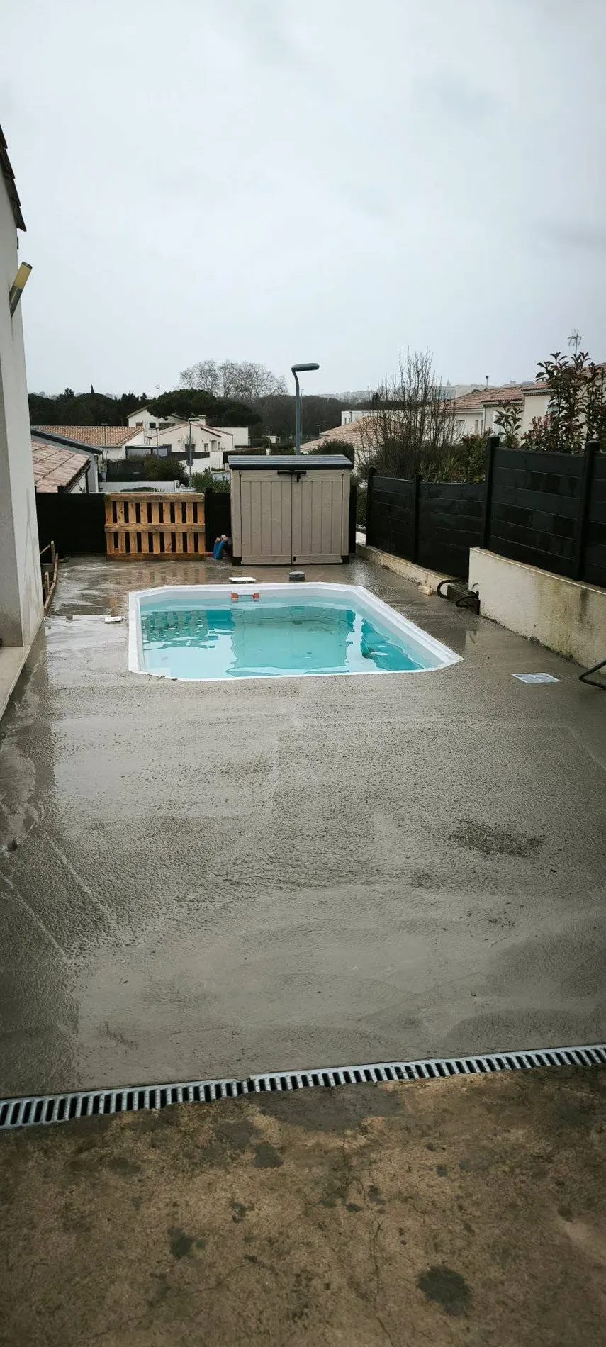 Installation en cours — Photographie d’un véritable chantier MH Terrassement 34