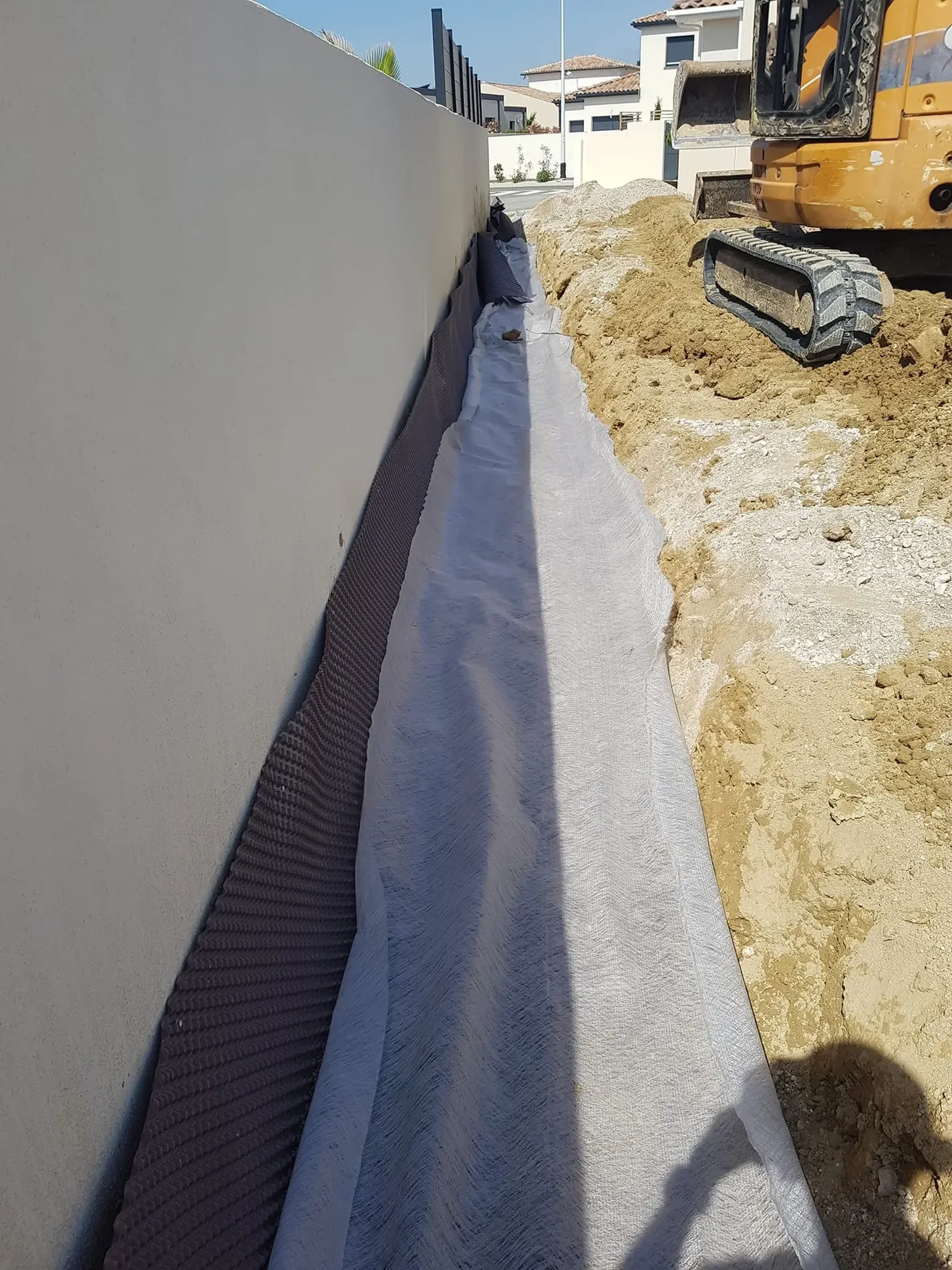 Drainage terminé — Photographie d’un véritable chantier MH Terrassement 34